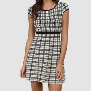 Jessica Simpson Black and Cream Check Short Sleeve Dress
